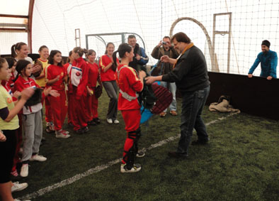 predsednik ESF Overbek urucuje opremu nasim softbolasicama